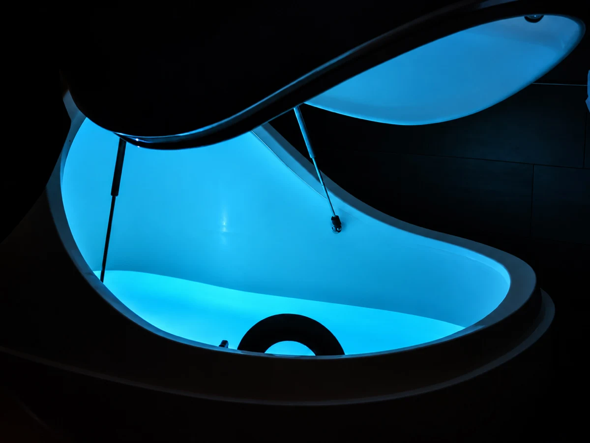 Illuminated float pod